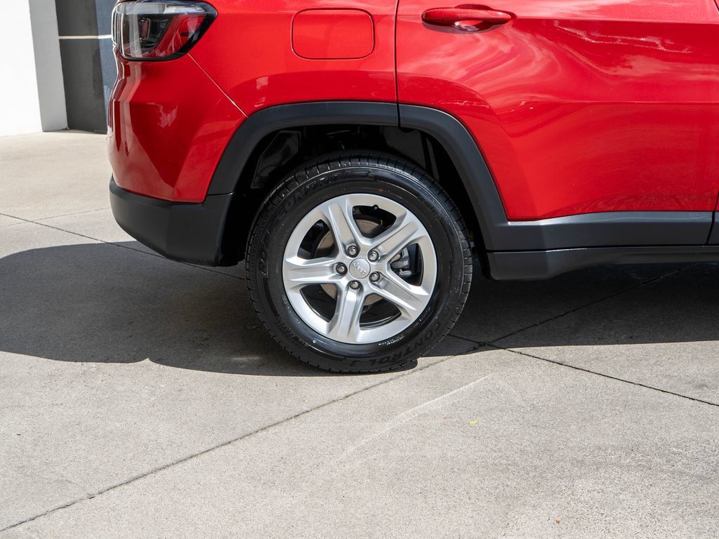 Used 2023 Jeep Compass Latitude w/ Sun and Sound Group AWD/4WD image 31