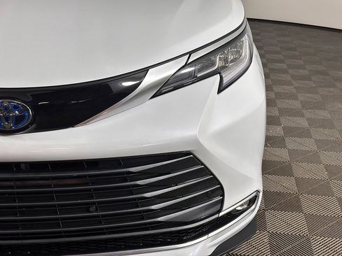 Used 2024 Toyota Sienna Limited image 15