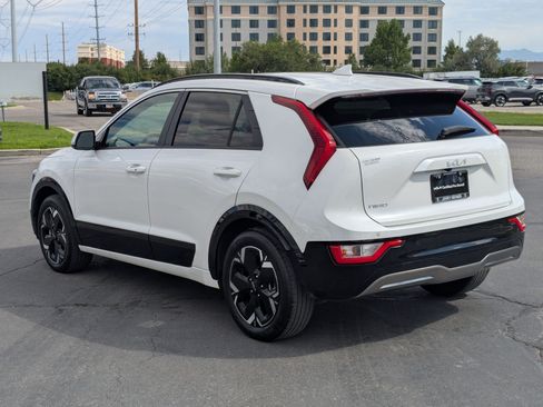 Certified 2023 Kia Niro Wind w/ Wind Preserve Package FWD image 3