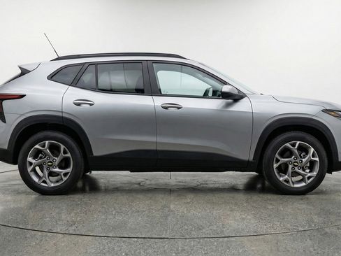 Used 2025 Chevrolet Trax LT FWD image 11