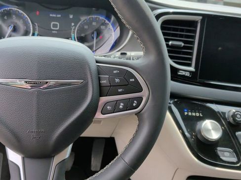 Used 2023 Chrysler Pacifica Touring-L FWD image 17
