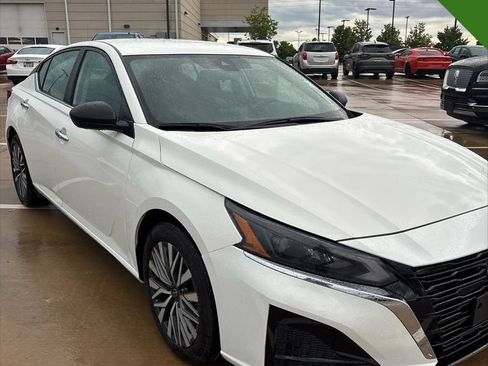 Used 2025 Nissan Altima 2.5 SV FWD image 7