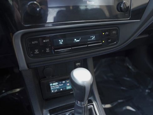 Used 2017 Toyota Corolla SE image 12