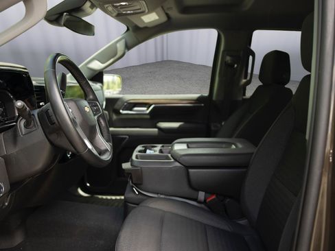 Used 2023 Chevrolet Silverado 1500 LT AWD/4WD image 2