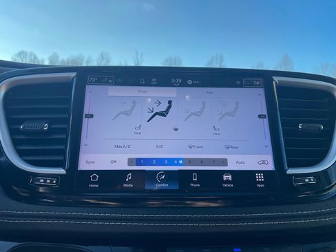 Used 2023 Chrysler Pacifica Touring-L image 30