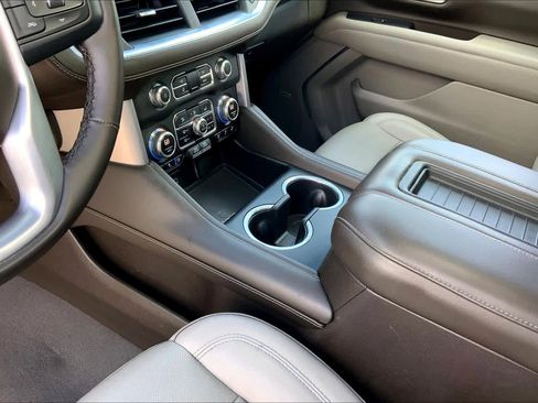 Used 2023 GMC Yukon SLT w/ SLT Premium Package image 17