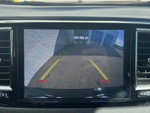 Used 2024 Chrysler Pacifica Touring-L image 22