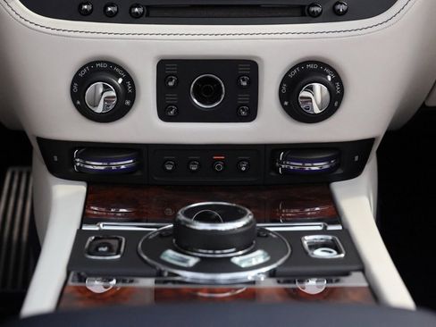 Used 2019 Rolls-Royce Dawn image 45