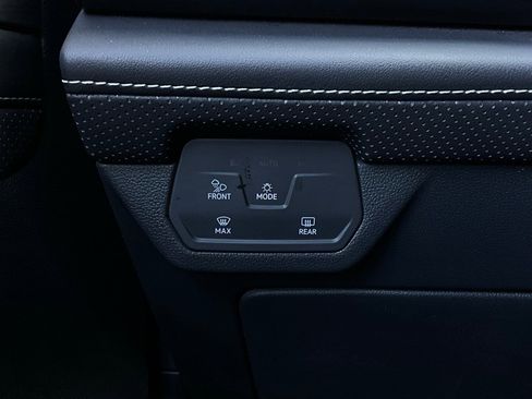 Used 2025 Volkswagen Atlas Cross Sport SE image 22