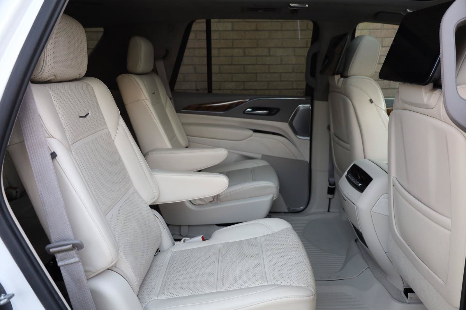 Used 2021 Cadillac Escalade Premium Luxury Platinum w/ LPO, Floor Liner Package AWD/4WD image 30