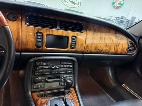 Used 2005 Jaguar XK8 Coupe RWD image 22