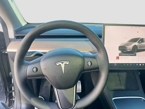 Used 2024 Tesla Model Y Performance image 10