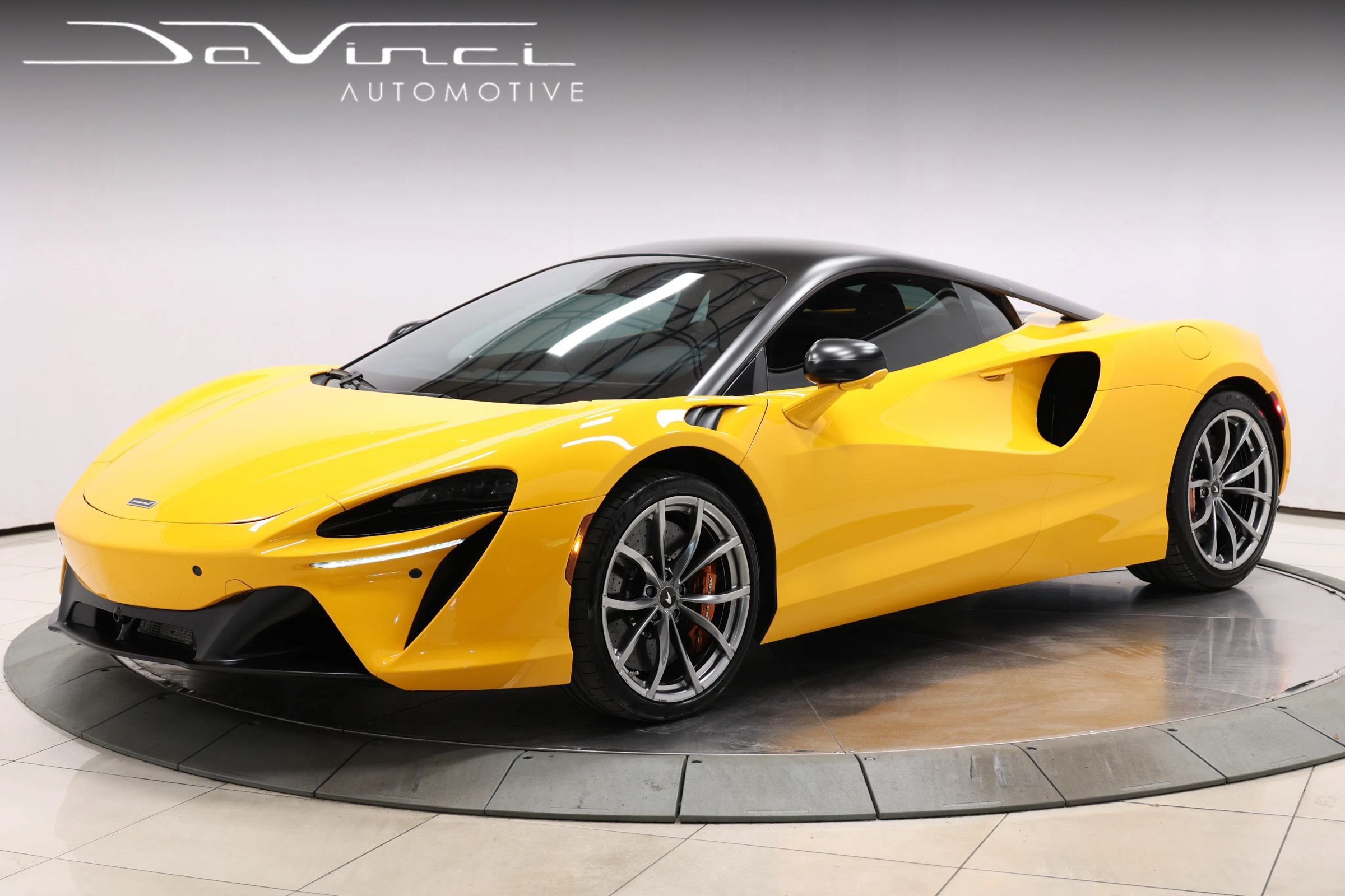 Used 2023 McLaren Artura RWD image 1