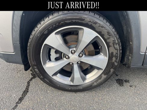 Used 2019 Jeep Cherokee Limited w/ Luxury Group image 5