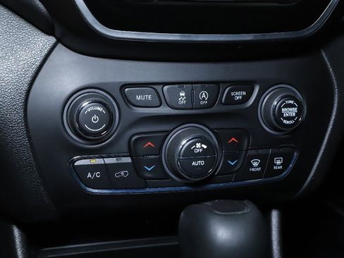 Used 2019 Jeep Cherokee Limited image 26