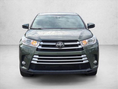 Used 2018 Toyota Highlander Plus FWD image 2