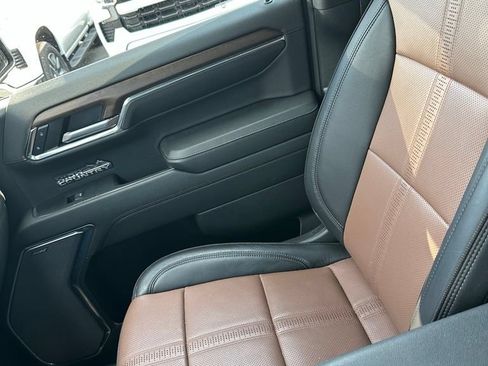Used 2023 Chevrolet Silverado 1500 High Country w/ High Country Premium Package AWD/4WD image 28