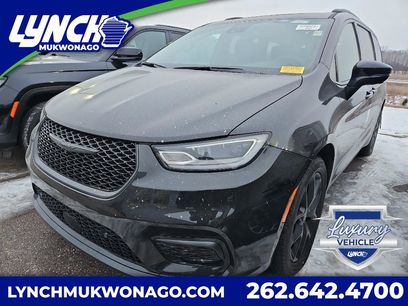 Used 2022 Chrysler Pacifica Limited w/ Uconnect Theater Family Group