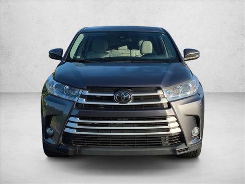 Used 2018 Toyota Highlander Plus FWD image 2