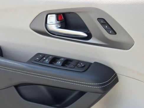 Used 2024 Chrysler Pacifica Touring-L FWD image 28