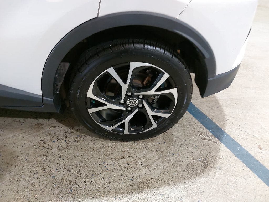 Used 2022 Toyota C-HR XLE FWD image 28