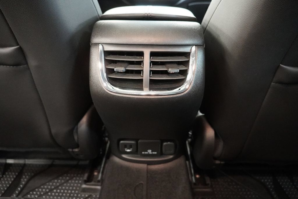 Used 2018 Chevrolet Malibu LT w/ Leather Package FWD image 30