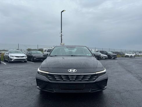 Used 2025 Hyundai Elantra Limited FWD image 8