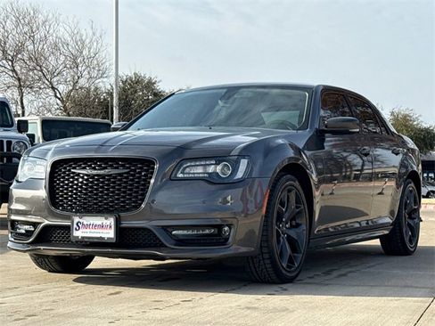 Used 2023 Chrysler 300 Touring L image 3