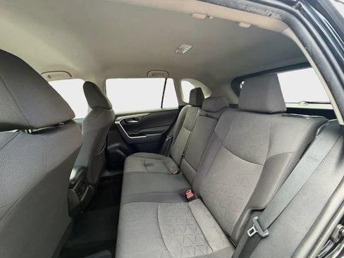 Used 2021 Toyota RAV4 XLE AWD/4WD image 10