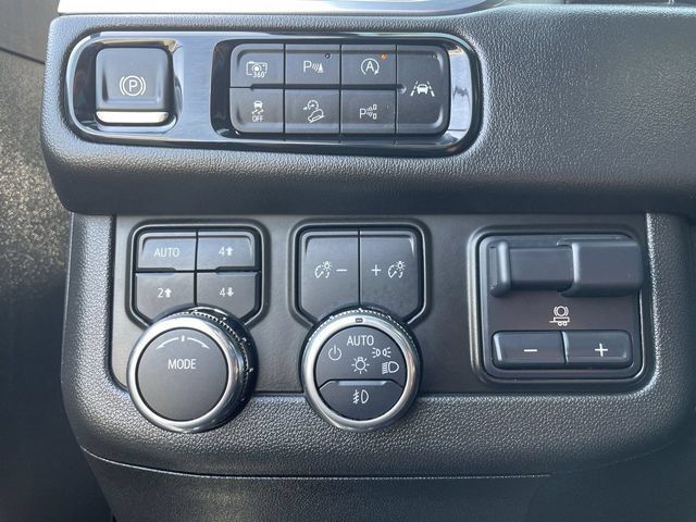 Used 2025 GMC Yukon Elevation w/ Elevation Premium Package AWD/4WD image 18