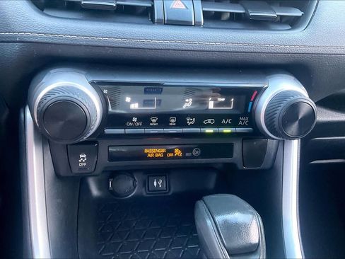 Used 2019 Toyota RAV4 LE FWD image 30