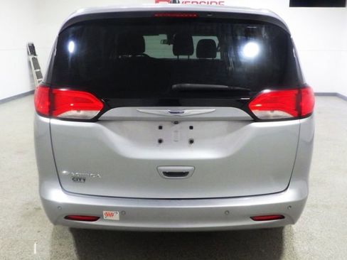 Used 2019 Chrysler Pacifica L FWD image 3