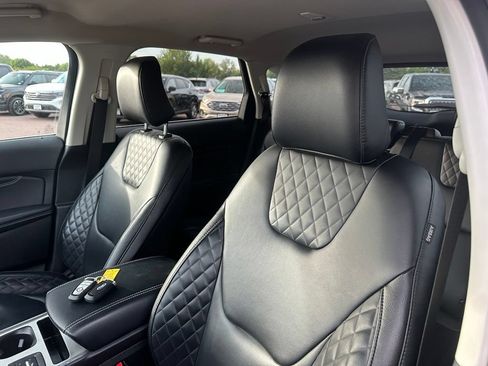Used 2024 Ford Edge Titanium AWD/4WD image 3