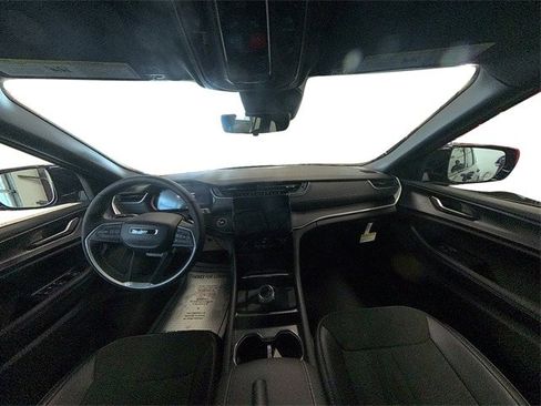 New 2025 Jeep Grand Cherokee Altitude image 34