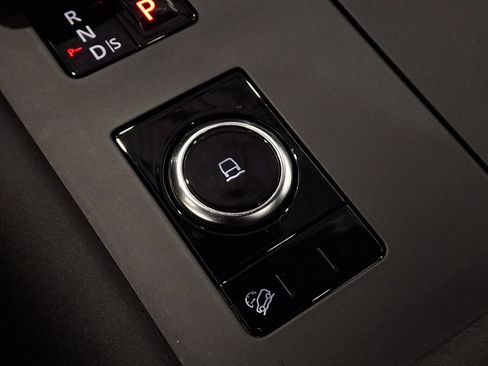 Certified 2025 Land Rover Discovery S image 12