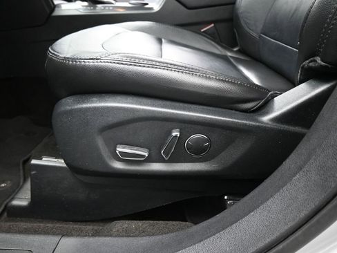 Certified 2018 Ford Explorer XLT w/ Equipment Group 202A FWD image 10