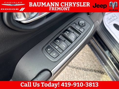 Used 2019 Jeep Cherokee Latitude w/ Popular Appearance Group FWD image 11