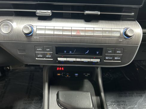 Used 2025 Hyundai Kona SEL image 12