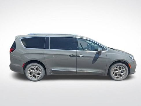 Used 2021 Chrysler Pacifica Limited AWD/4WD image 6