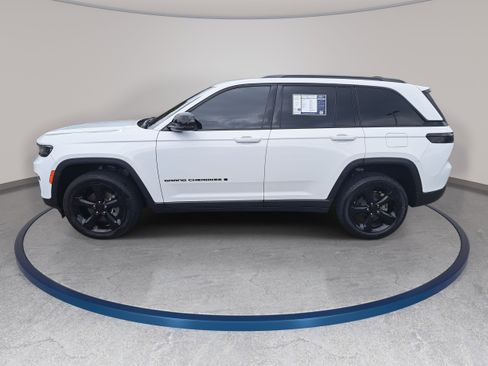 Used 2023 Jeep Grand Cherokee Altitude RWD image 8