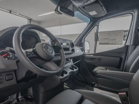Used 2025 Mercedes-Benz Sprinter 2500 image 6