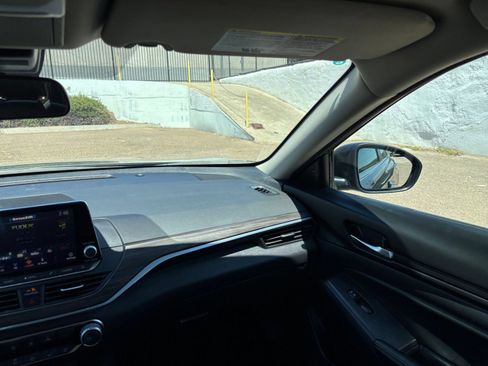 Used 2025 Nissan Altima 2.5 SV FWD image 35