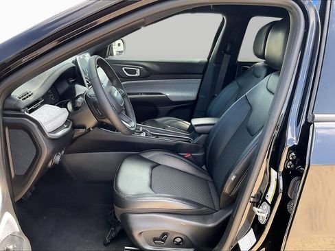 Used 2025 Jeep Compass Latitude w/ Sun & Sound Group AWD/4WD image 8