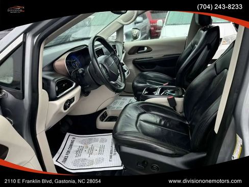 Used 2017 Chrysler Pacifica Touring-L FWD image 13