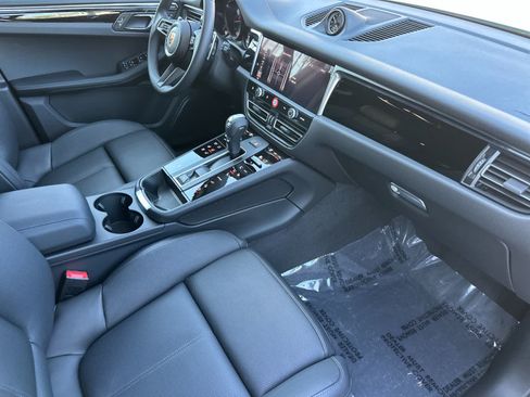 Certified 2025 Porsche Macan AWD/4WD image 17