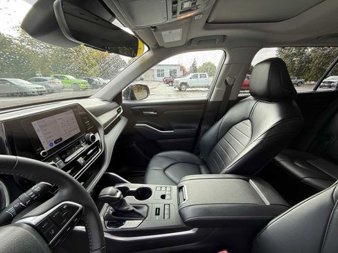 Used 2023 Toyota Highlander XLE image 18
