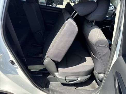 Used 2020 Toyota Highlander L FWD image 29