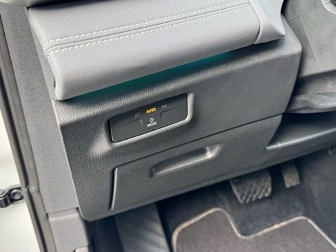 Used 2025 Volkswagen Tiguan SE image 33