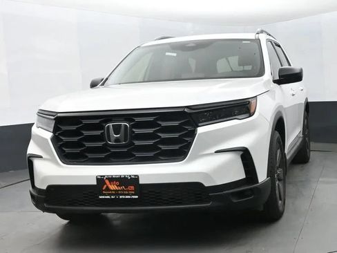 Used 2025 Honda Pilot Sport image 1