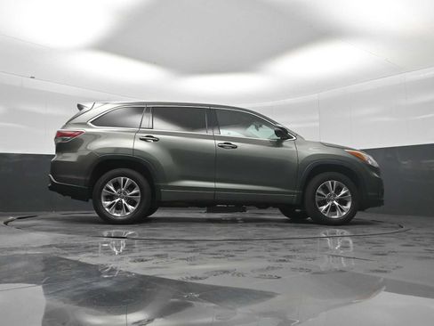 Used 2016 Toyota Highlander Plus FWD image 25